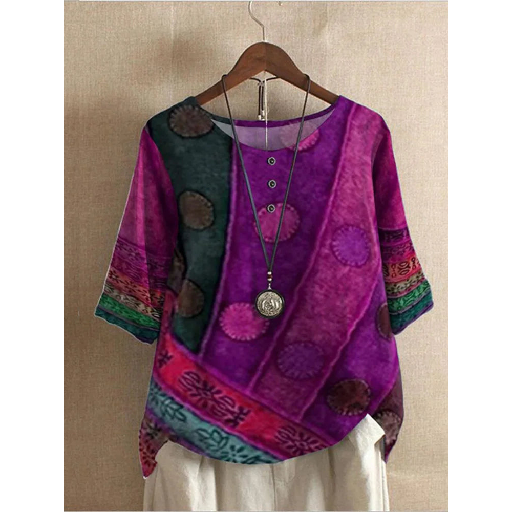 Blusa feminina boêmia Valarie com design exclusivo patchwork colorido. Blusa solta, manga curta, ideal para o verão.