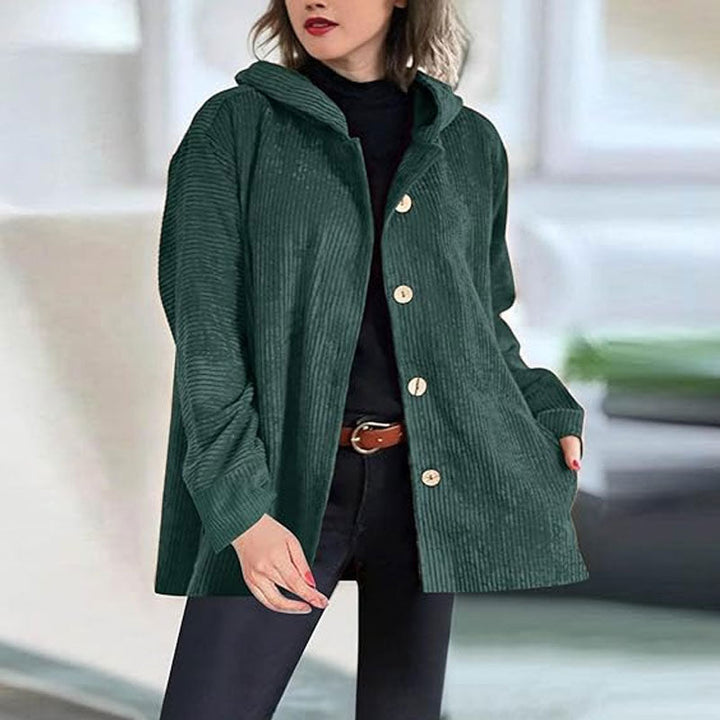 Detalhe da jaqueta feminina de outono/inverno com capuz, quente e confortável.