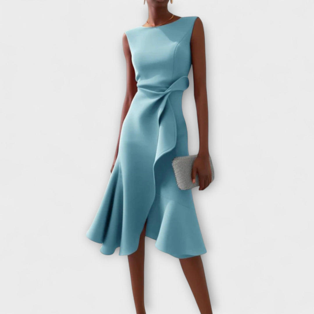 Mulher usando vestido midi drapeado e assimétrico, exibindo a beleza e versatilidade da peça elegante.