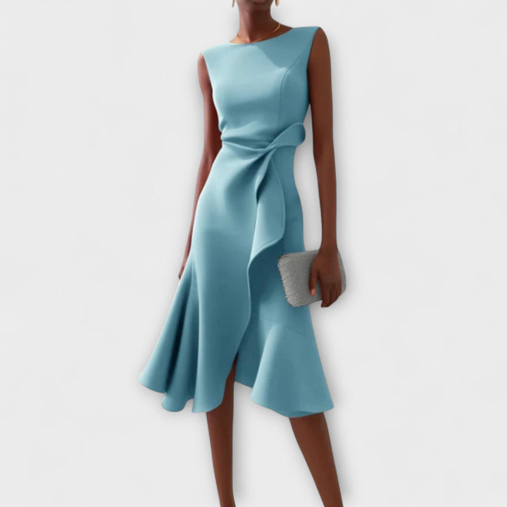 Mulher usando vestido midi drapeado e assimétrico, exibindo a beleza e versatilidade da peça elegante.