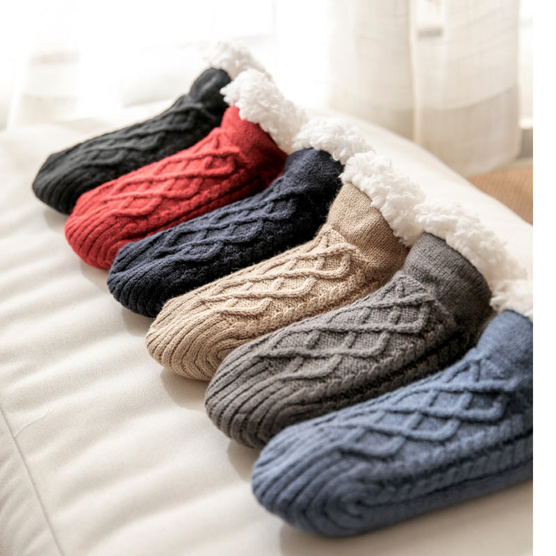 Meias femininas macias e aconchegantes, ideais para relaxar em casa. Com sola antiderrapante para segurança e bem-estar.