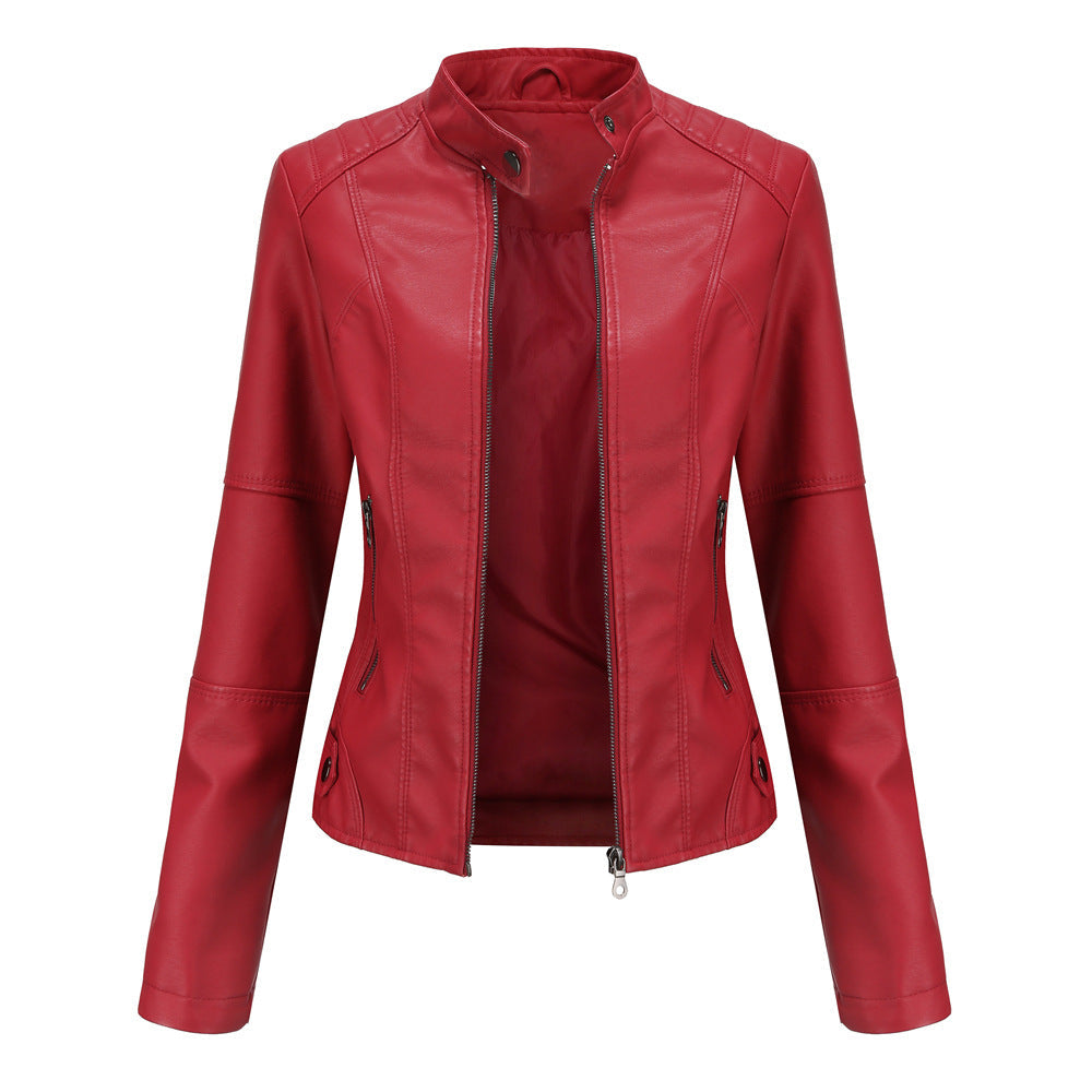 Modelo usando jaqueta feminina clássica, ideal para compor looks de outono/inverno.