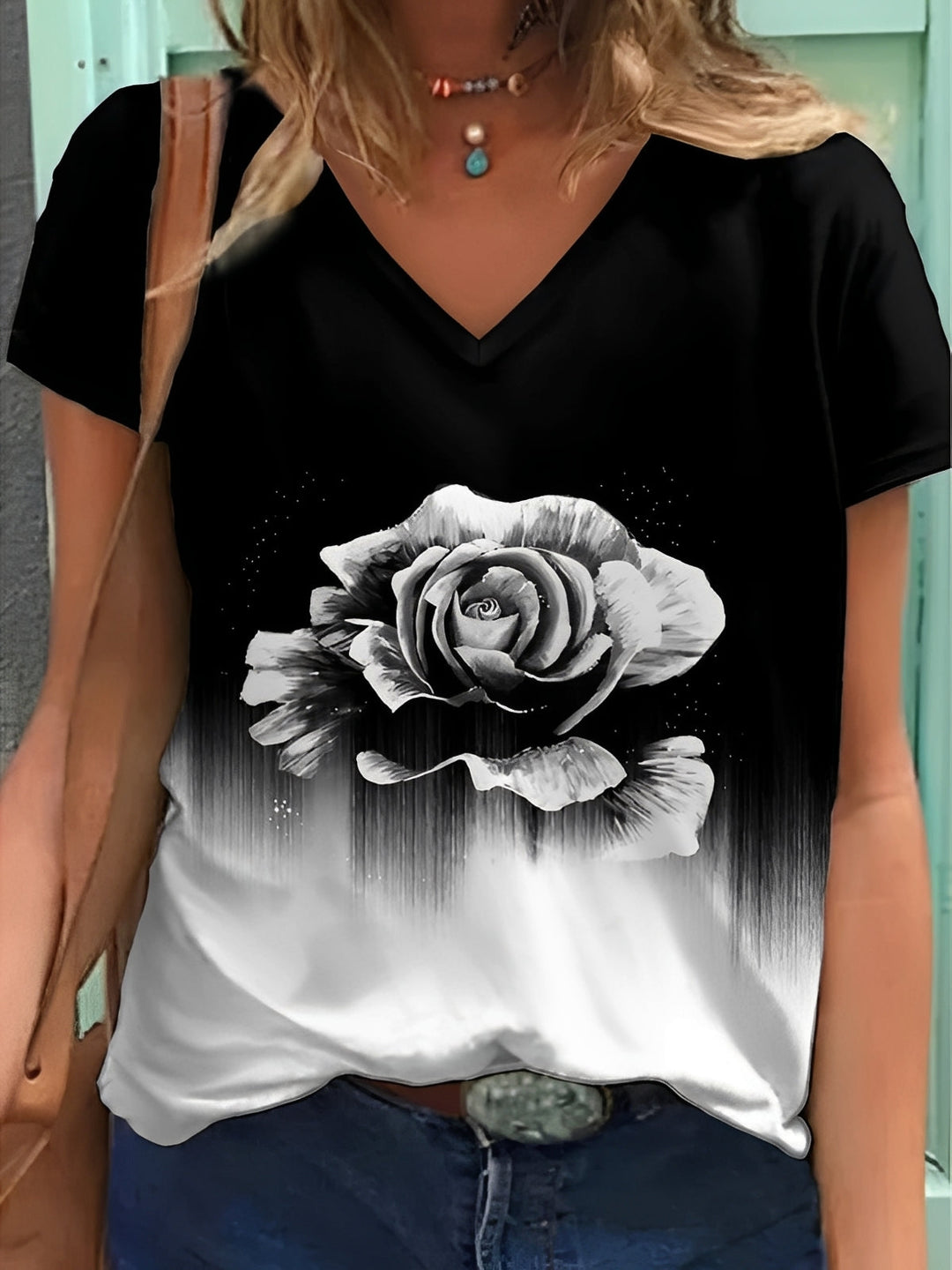 Top feminino elegante com padrão floral. Roupa casual confortável para mulher, ideal para dias de verão e primavera.