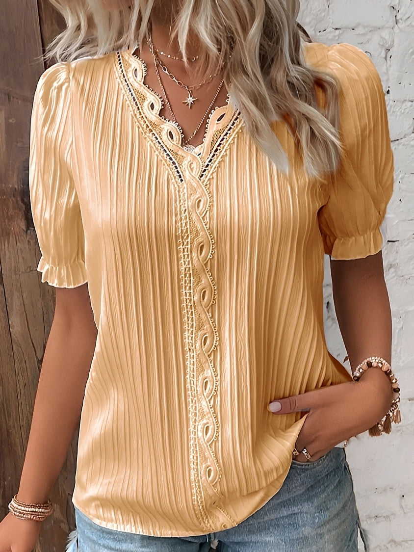 Close-up da blusa feminina decote V, destacando o caimento elegante e a versatilidade da peça.