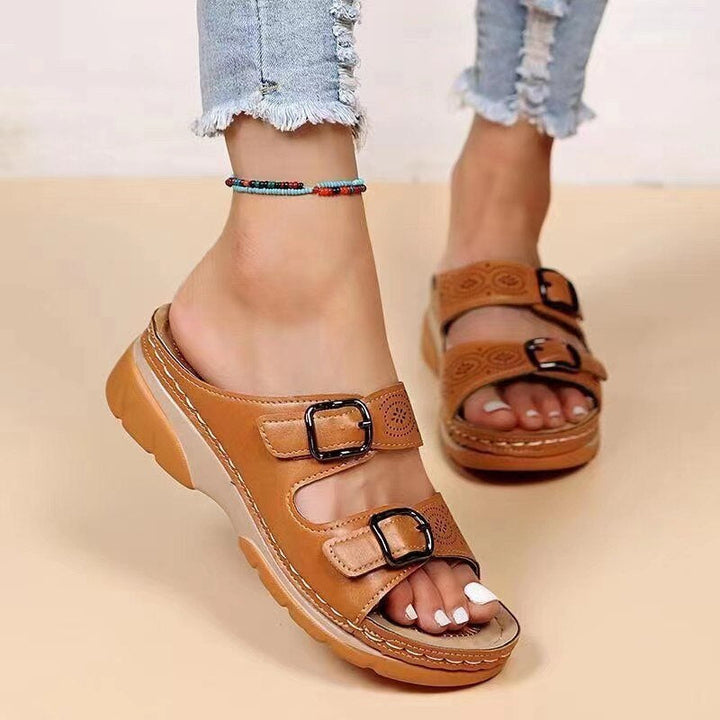 Sandálias de verão femininas com apoio ergonómico e fivelas ajustáveis, oferecendo conforto superior e estilo casual.