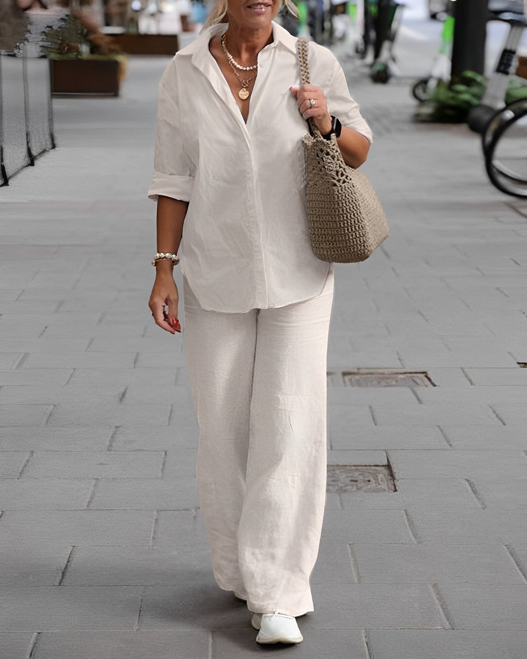 Moda feminina de verão: conjunto casual com top de manga curta e calças com bolsos, perfeito para relaxar.