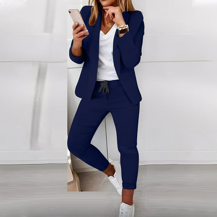 Tendência outono/inverno: conjunto feminino casual elegante com blusa e calça. Roupa moderna e confortável.