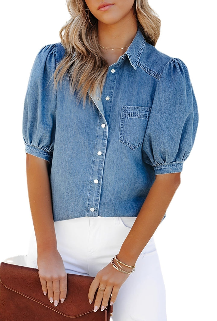 Camisa jeans feminina Mila azul de manga longa, estilosa e confortável para um look casual chic de primavera verão.