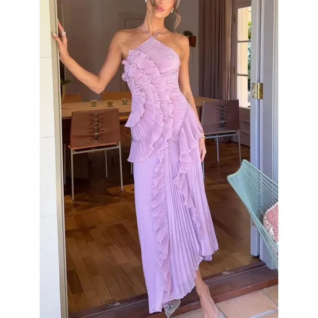Vestido longo formal com babados, decote halter e costas abertas, muito chic.