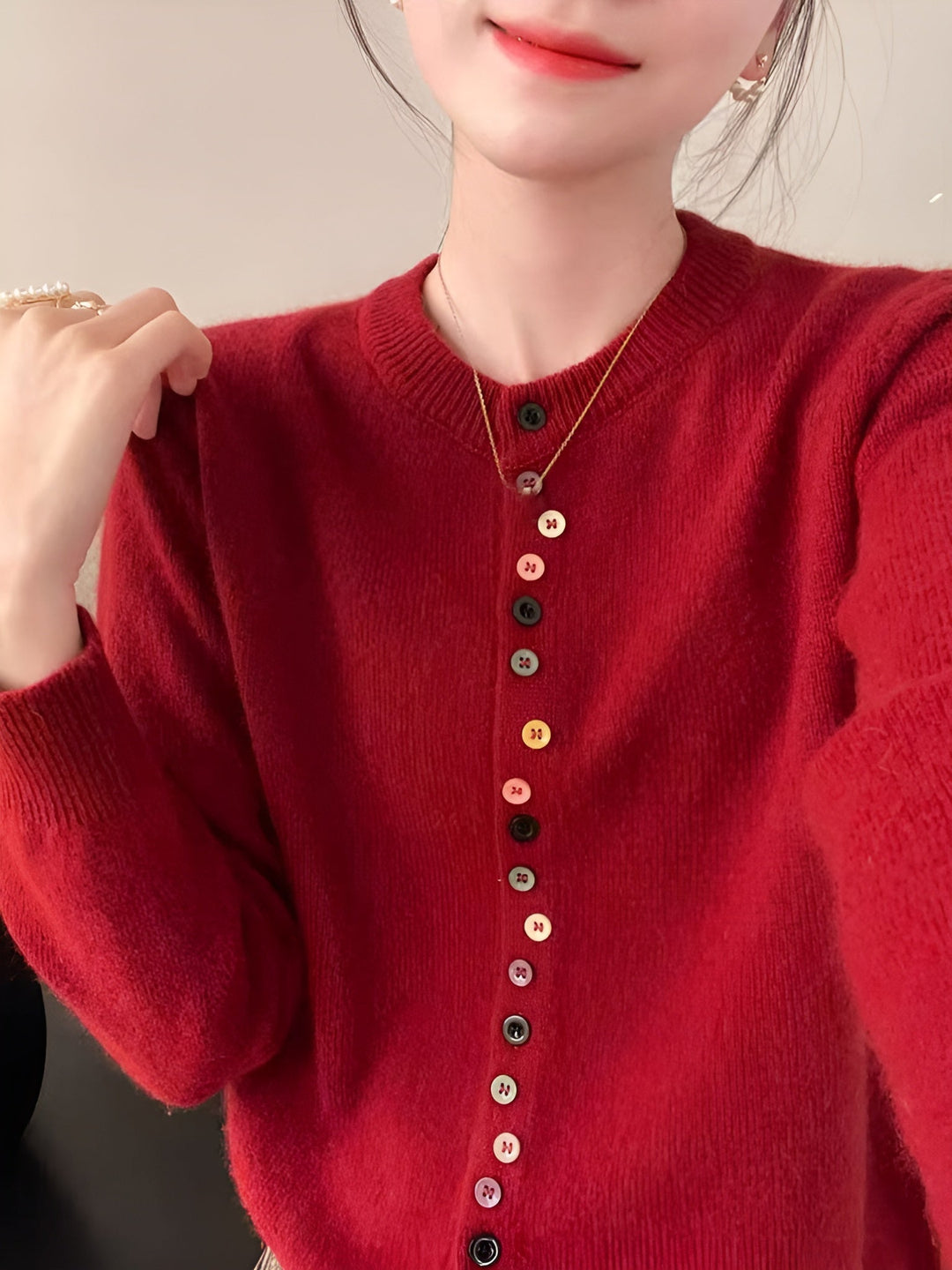 Colete de botões feminino Nora, roupa elegante sem mangas. Ideal para um look moderno e conforto diário na moda feminina.
