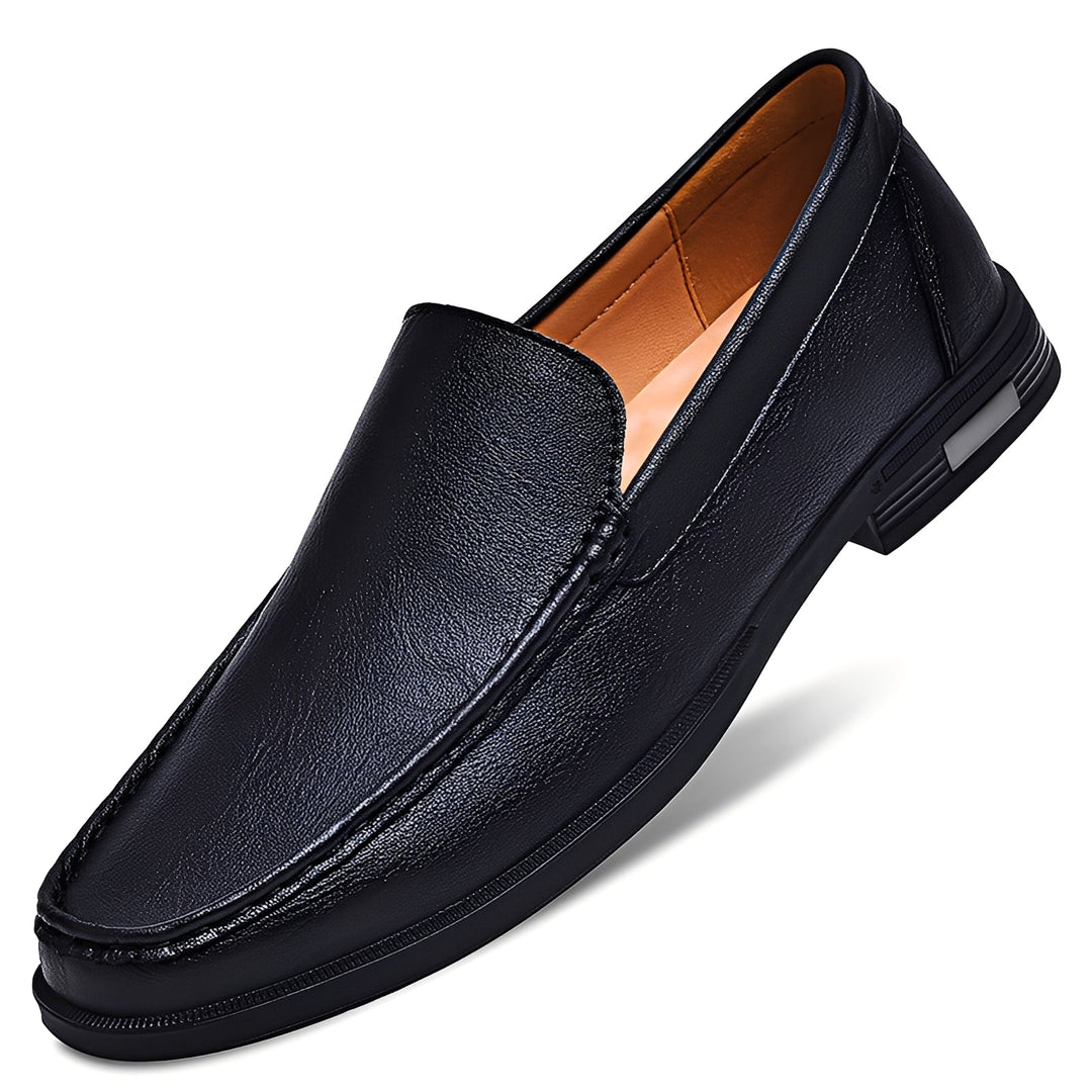 Mocassim masculino marrom de camurça, estilo loafer. Calçado versátil e elegante para conforto.