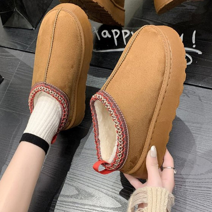 Elegantes botas femininas estilo muffin, perfeitas para um look de inverno fashion. Moda e conforto.