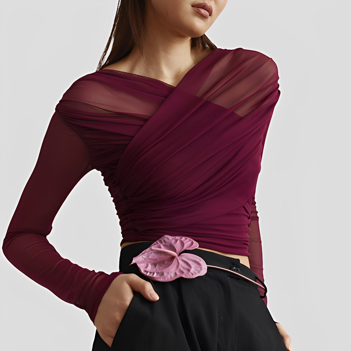 Blusa feminina elegante com mangas longas franzidas, ideal para estilo casual e social, moda versátil.