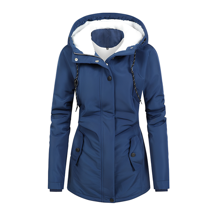 Mulher usando jaqueta de inverno feminina com capuz. Agasalho elegante e tendência para os dias frios.