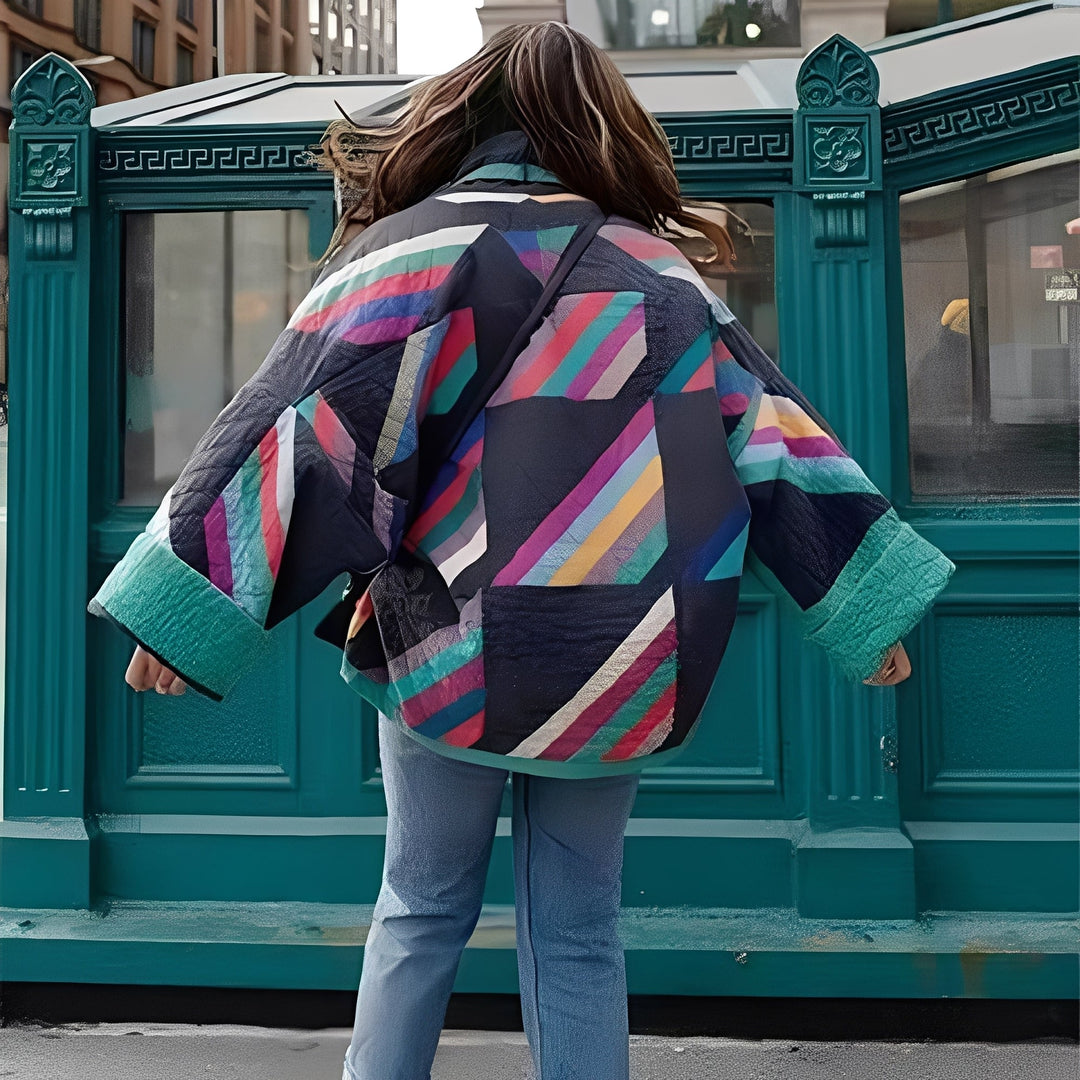 Casaco feminino verde com listras e design retrô. Roupa de transição ideal para moda casual e aconchego.