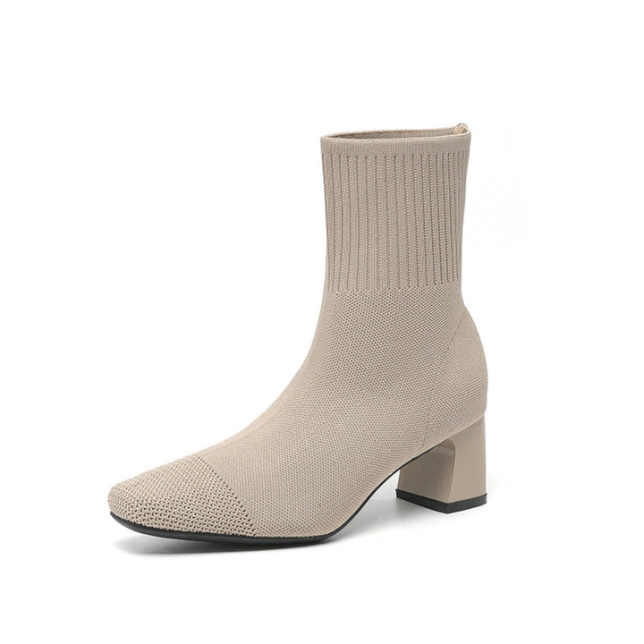 Bota feminina de inverno com salto, design estiloso, forro aquecido e solado robusto para conforto e segurança.