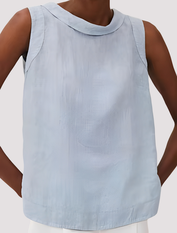 Modelo vestindo top casual feminino sem mangas leve, destacando o caimento perfeito para a moda verão. Conforto e estilo.