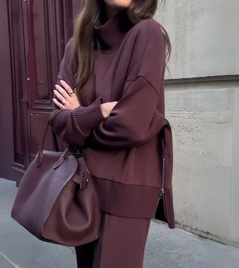 Roupa feminina de inverno/outono: conjunto macio com blusa de gola alta e calça larga, estilo confortável.