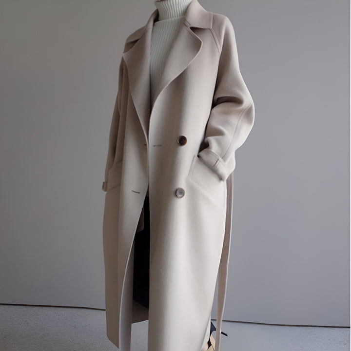 Casaco feminino elegante com cinto estruturado, ideal para outono/inverno.