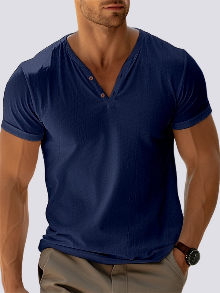 Camiseta masculina retrô de decote em V. Estilo atemporal e conforto superior para a moda masculina de verão.