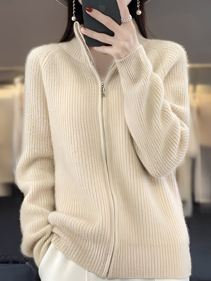 Casaco feminino Brylee leve com zíper e capuz, ideal para inverno e outono. Conforto e proteção contra vento.