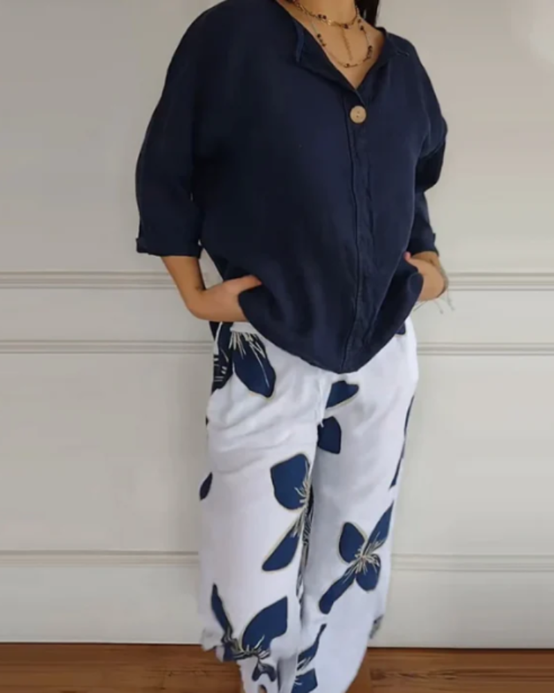 Conjunto feminino confortável de blusa com decote V, mangas 3/4 e calça estampada floral. Ideal para moda casual.