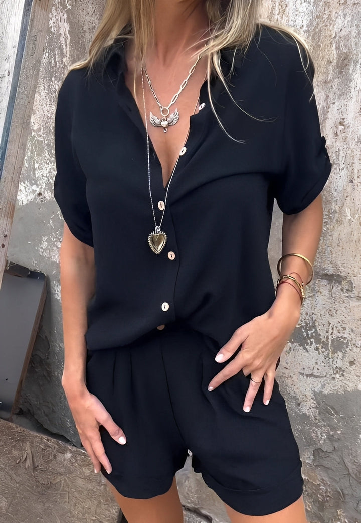 Conjunto feminino casual de verão com blusa e shorts, perfeito para moda feminina confortável e estilosa.