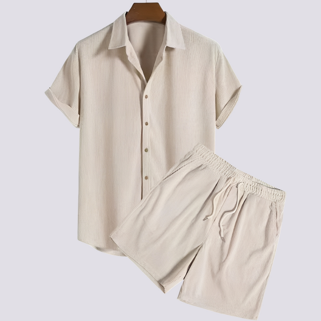 Conjunto casual masculino de shorts e camisa leve, perfeito para praia, verão e férias relaxantes.
