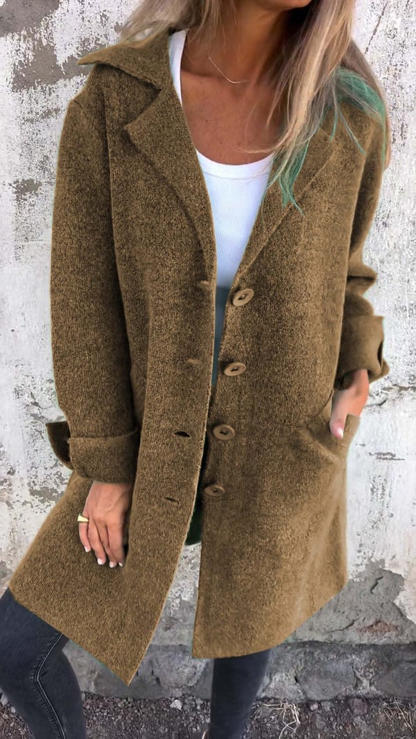 Casaco feminino confortável com lapelas, botões e corte elegante. Perfeito para o dia a dia.