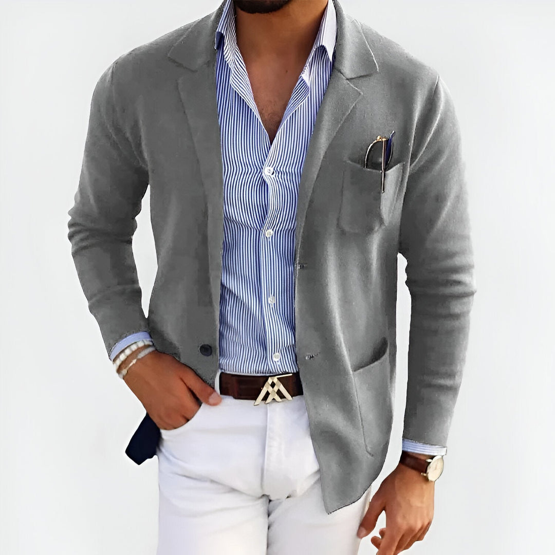 Casaco masculino leve e sofisticado, com design elegante que proporciona conforto e estilo para seu look casual.