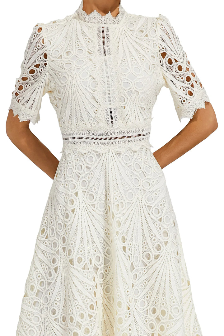 Vestido feminino midi rosa elegante, perfeito para ocasiões especiais e festas de verão.