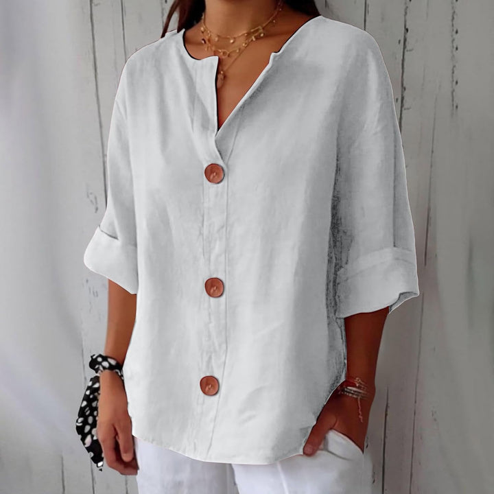 Mulher com blusa feminina moderna. Leve e elegante para verão/primavera, conforto e estilo para o dia a dia.