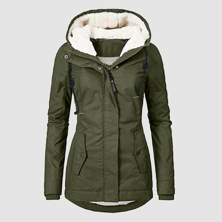 Moda inverno: casaco feminino acolchoado e impermeável, com design moderno para estilo e proteção contra o frio.