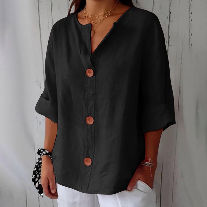 Blusa feminina em tom vibrante, moda verão. Peça leve e elegante para primavera, conforto casual.