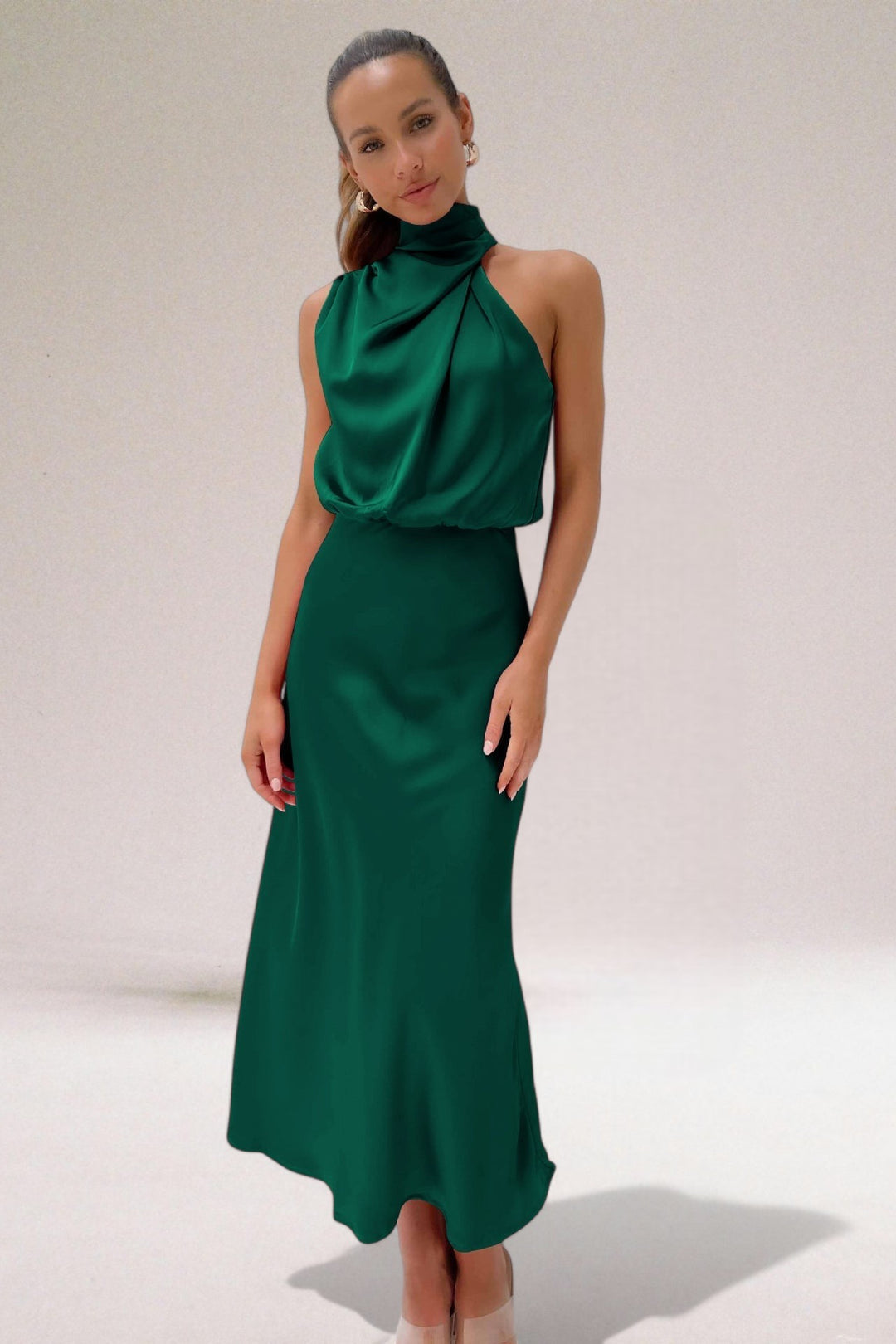 Vestido halter feminino para eventos, roupa elegante de mulher com cores vibrantes e estilo chic.