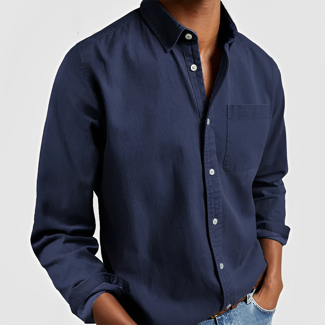 Homem usando camisa casual masculina de manga longa, realçando o estilo moderno e elegante para homens.