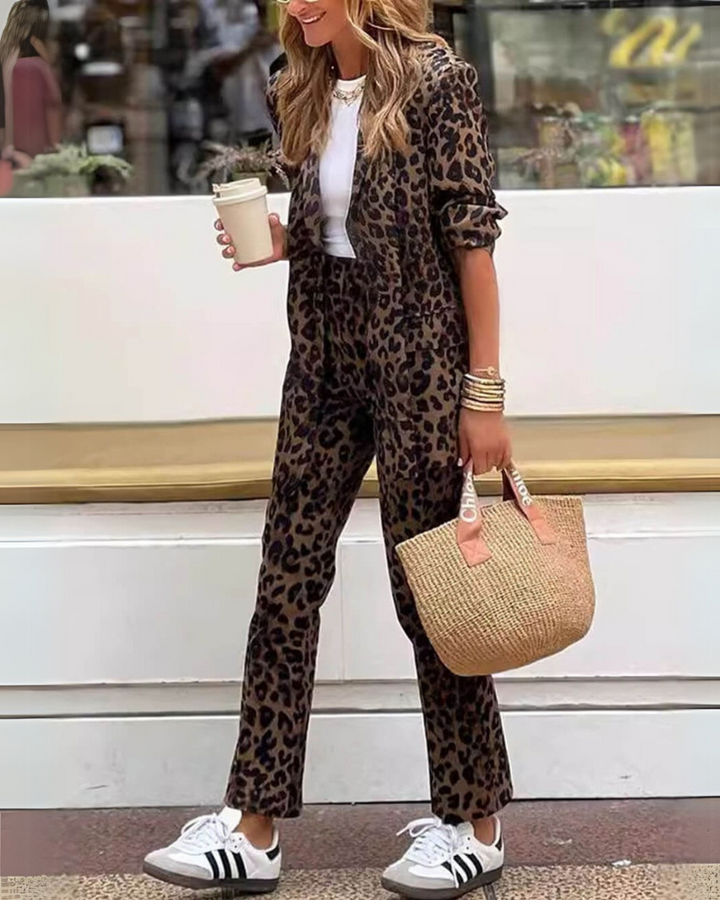 Roupa feminina moderna: conjunto de blazer e calça com estampa de leopardo. Look elegante e casual para diversas ocasiões.