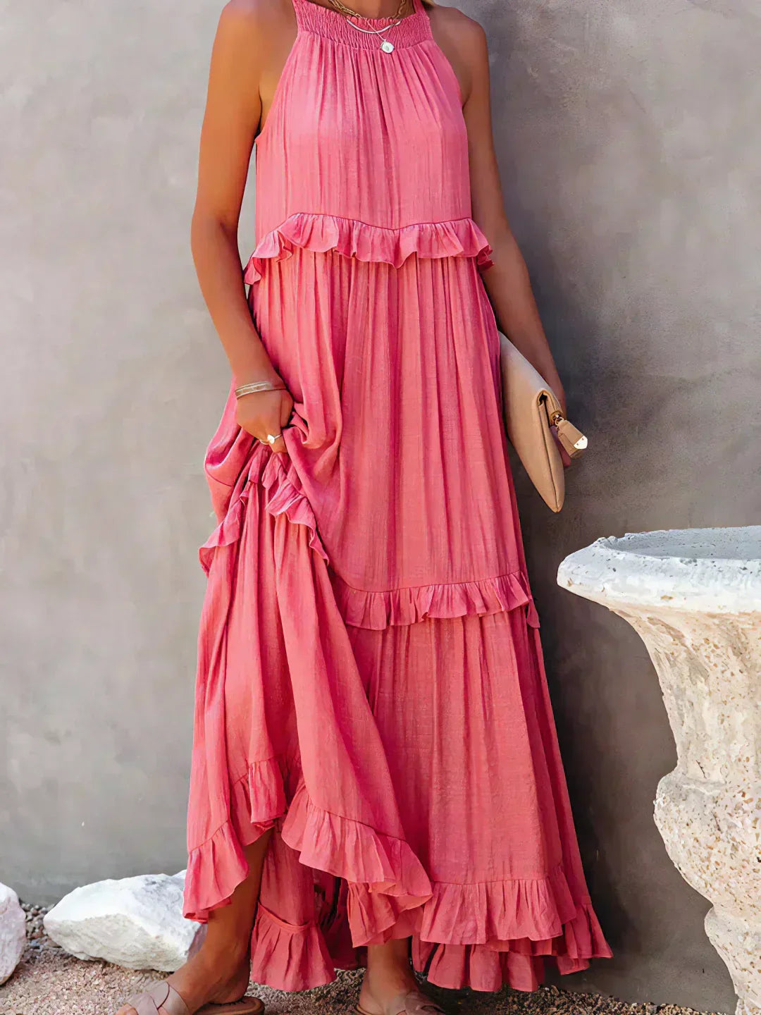 Vestido elegante feminino longo com babados, alças finas. Ótimo para festa ou eventos especiais.