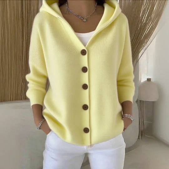 Colete feminino elegante com capuz e botões. Estilo versátil para moda casual, ideal para outono e inverno.