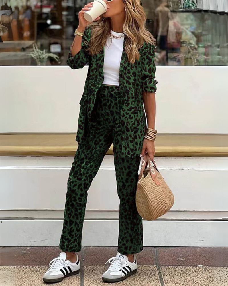 Conjunto feminino elegante de blazer e calça com estampa de leopardo. Roupa moderna e chique para a mulher atual.