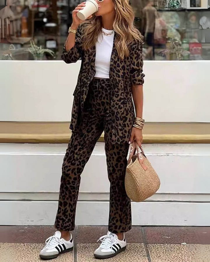 Blazer e calça feminina com estampa de leopardo. Conjunto casual chique e tendência, perfeito para um look moderno.