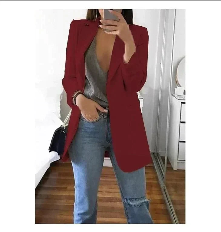 Blazer feminino em tecido premium, toque macio, ideal para dias mais frios.