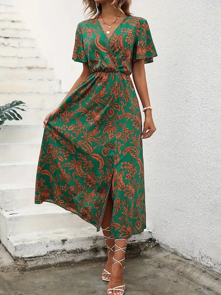 Vestido feminino roxo floral de verão. Estilo boêmio, midi, manga curta, elegante e confortável.