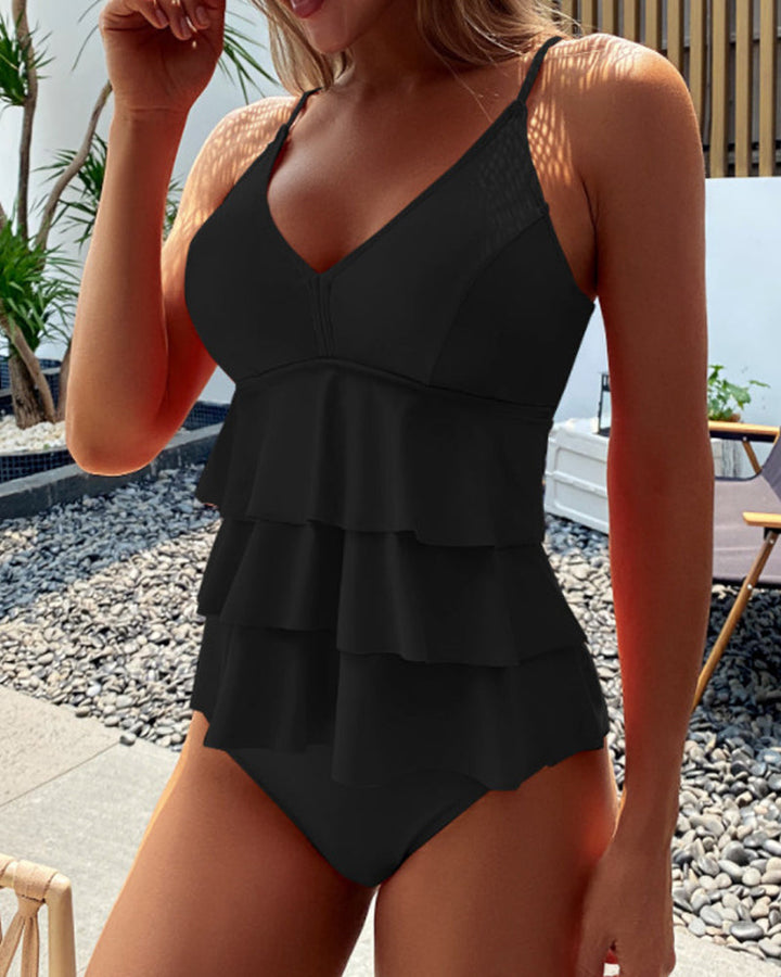 Vista frontal de maiô feminino liso com babados, design clássico e confortável para moda praia de verão.
