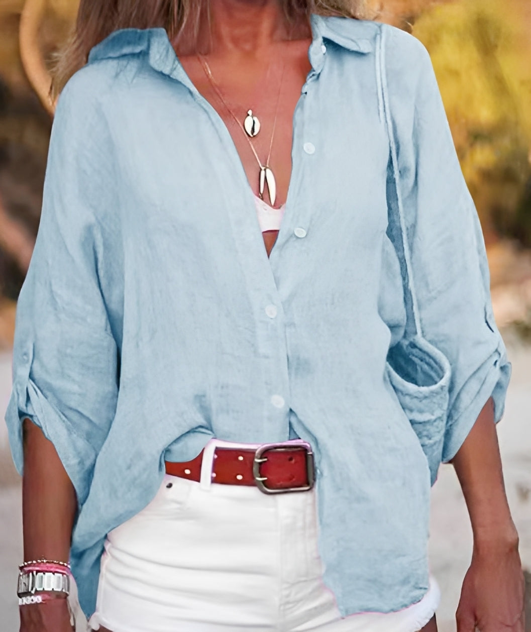 Modelo usando blusa feminina solta e estilosa. Peça essencial para o guarda-roupa de verão.