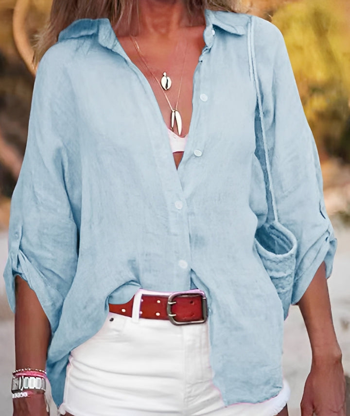 Modelo usando blusa feminina solta e estilosa. Peça essencial para o guarda-roupa de verão.