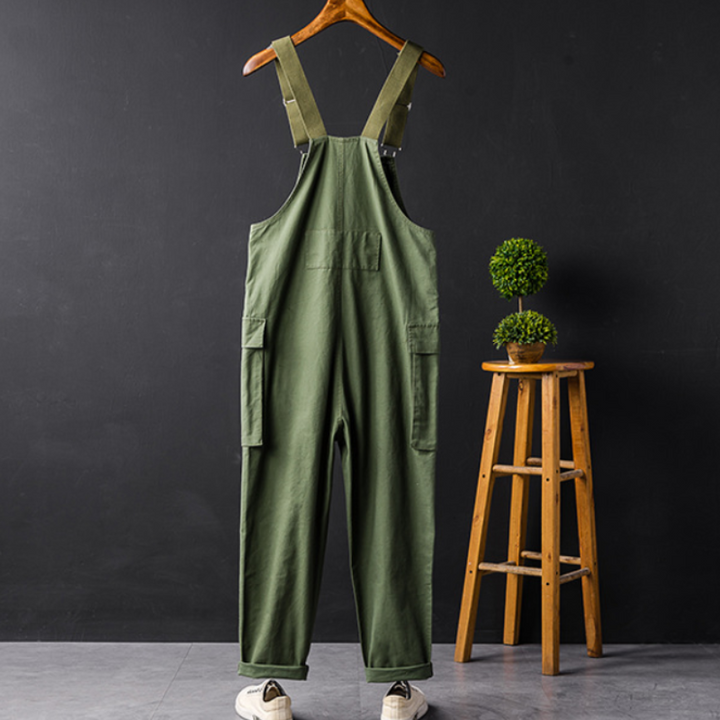 Roupa masculina estilo utilitário: macacão de jardinagem confortável, ideal para atividades ao ar livre.