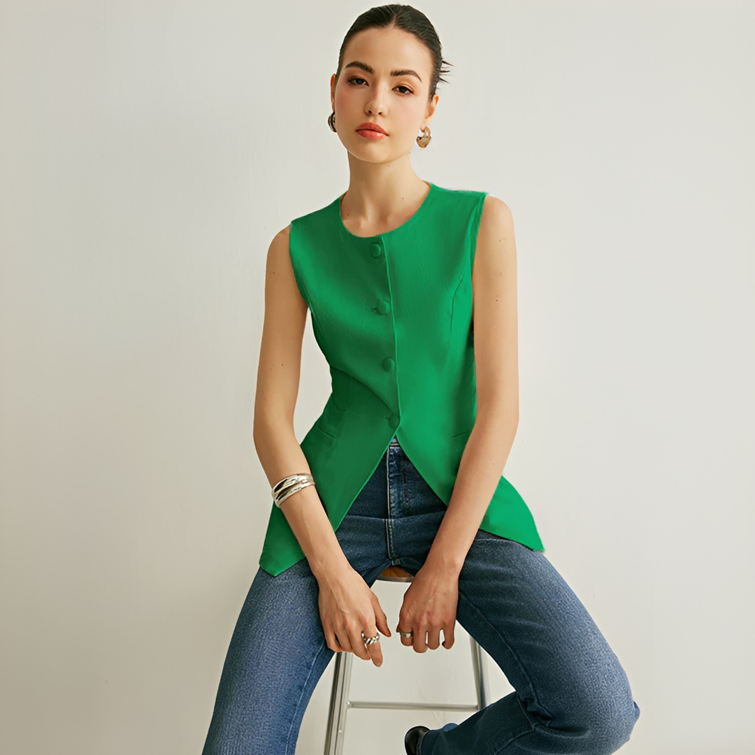 Colete feminino elegante sem mangas, peça chave para um estilo sofisticado e confortável no verão.