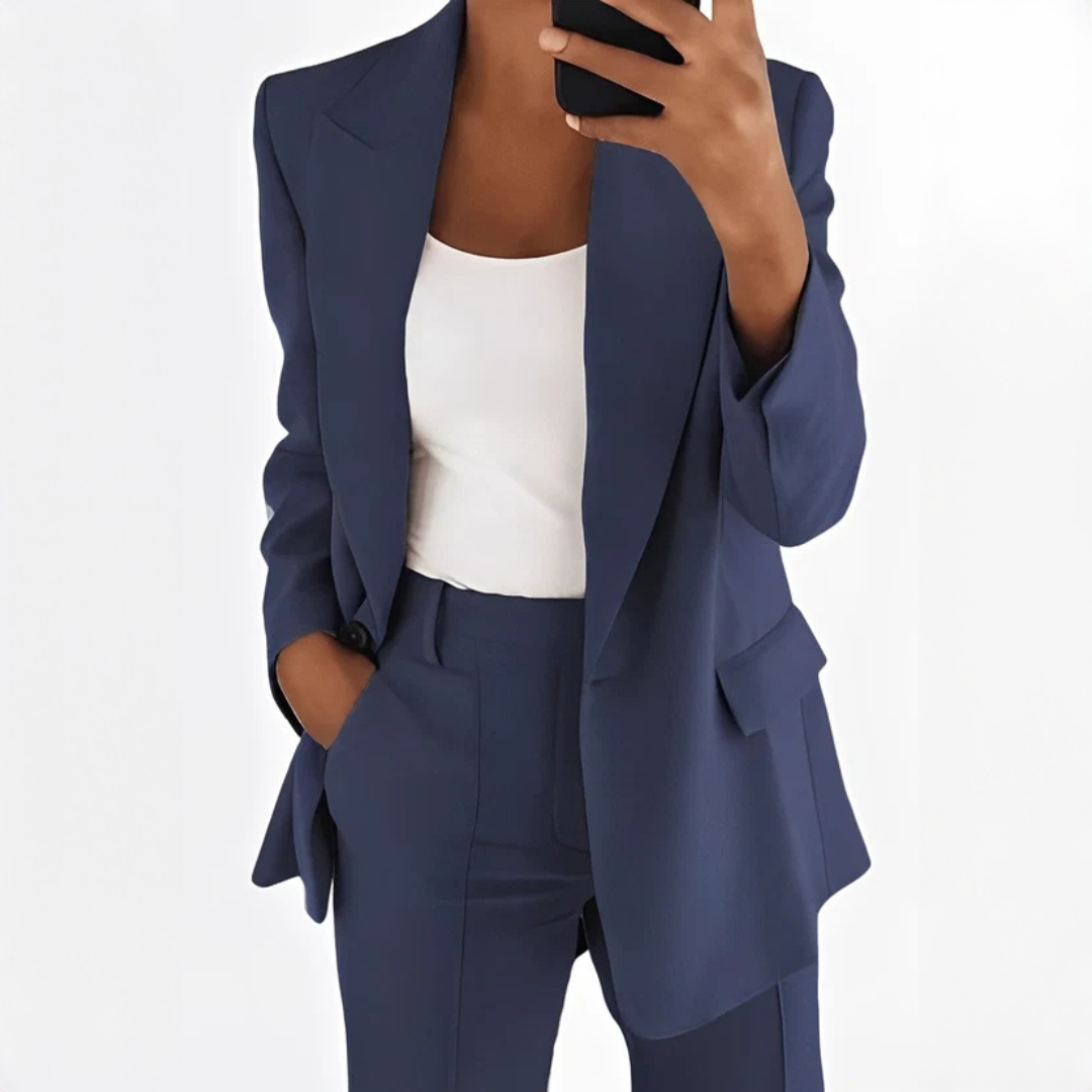 Moda feminina profissional: conjunto de terno com blazer e calça, perfeito para o trabalho.