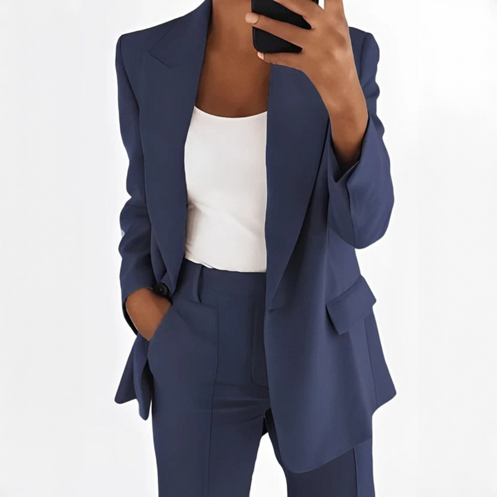 Moda feminina profissional: conjunto de terno com blazer e calça, perfeito para o trabalho.